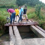PREFEITURA REALIZA RESTAURAÇÃO DE PASSAGEM MOLHADA QUE DÁ ACESSO AO SÍTIO CARANGUEJO